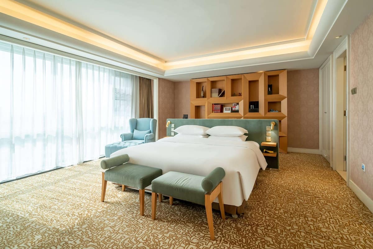 Business Suite, 1 King Bed, Non Smoking