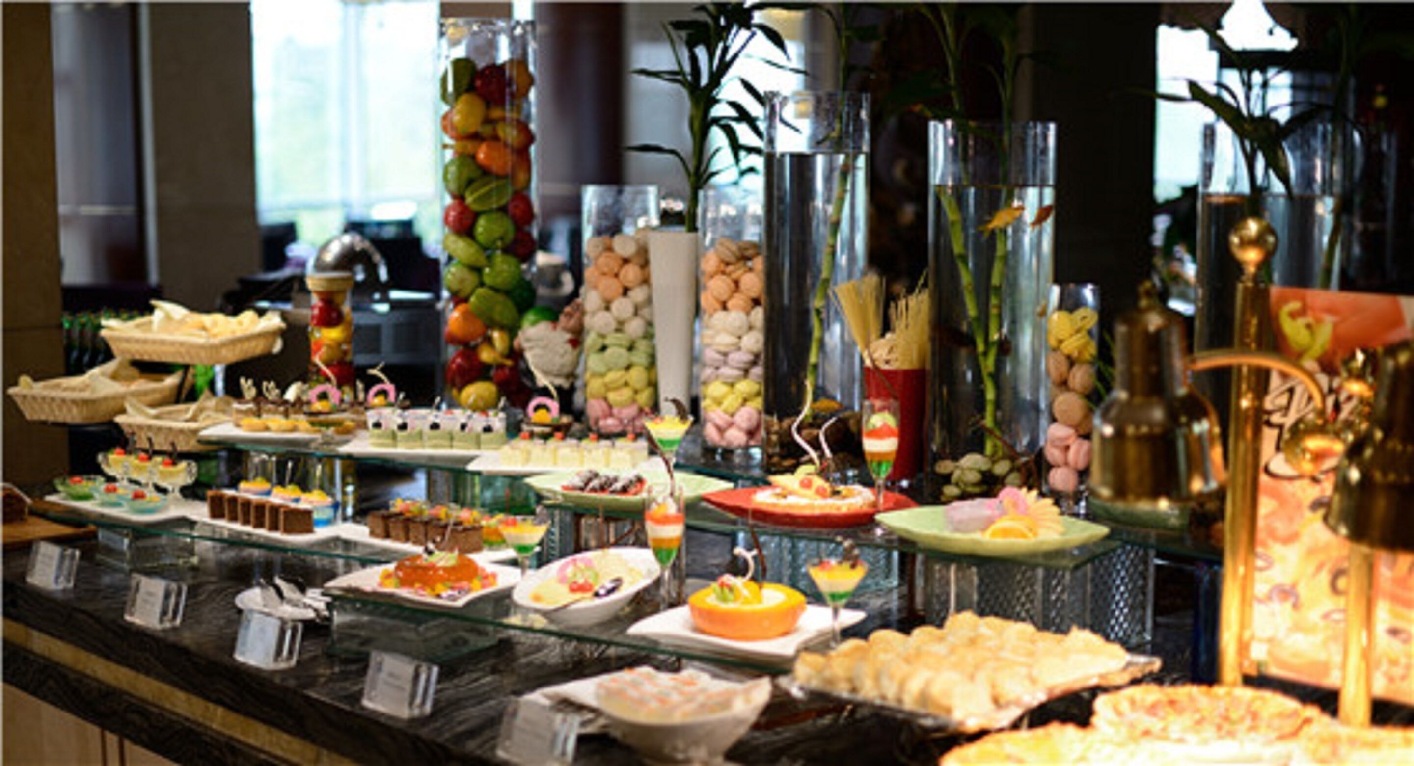 Daily buffet breakfast (CNY 98 per person)