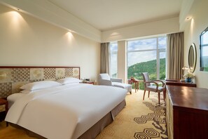 Edredones de plumas, minibar, caja fuerte y escritorio