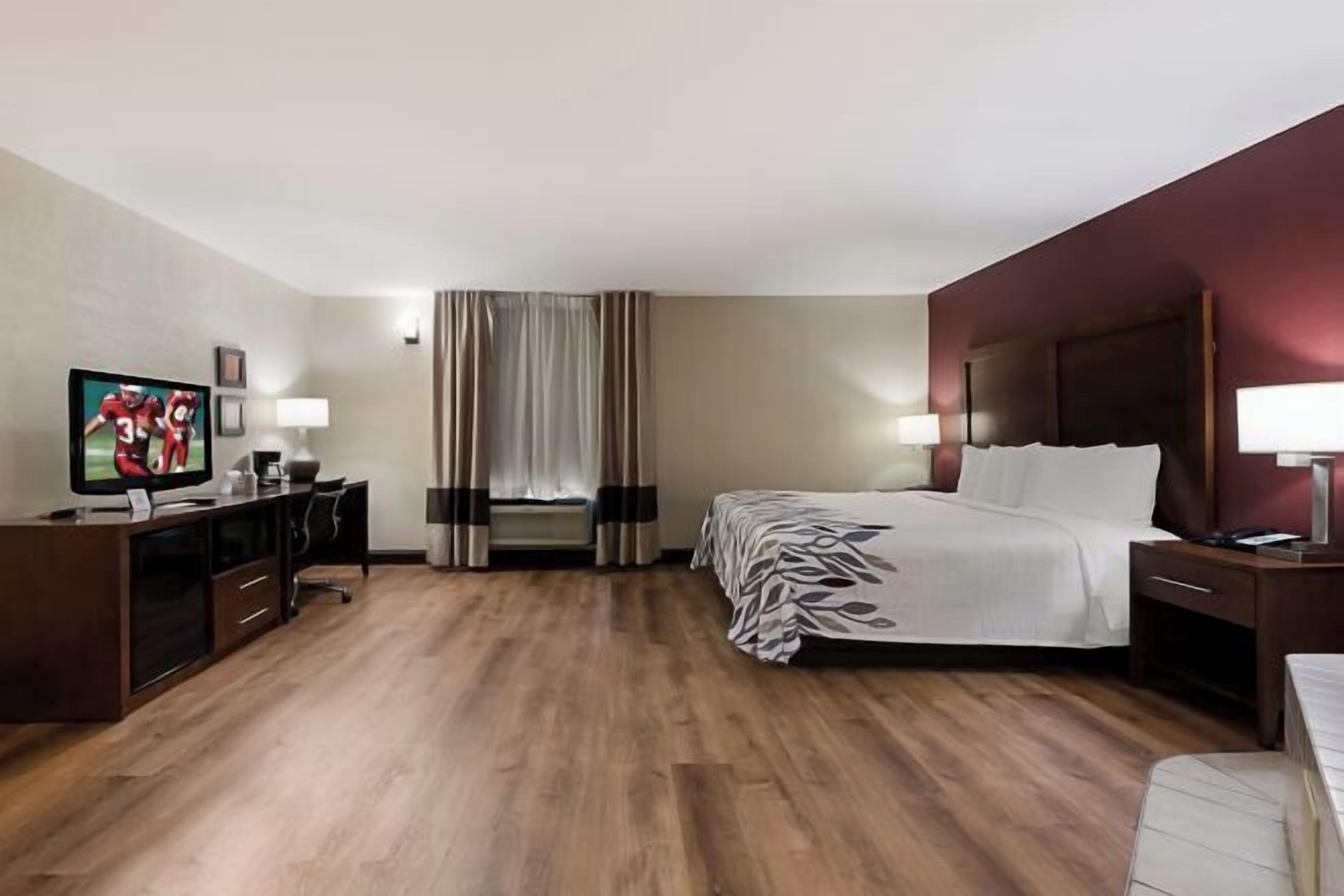 Escritorio, espacio para trabajar con laptop y cortinas blackout 