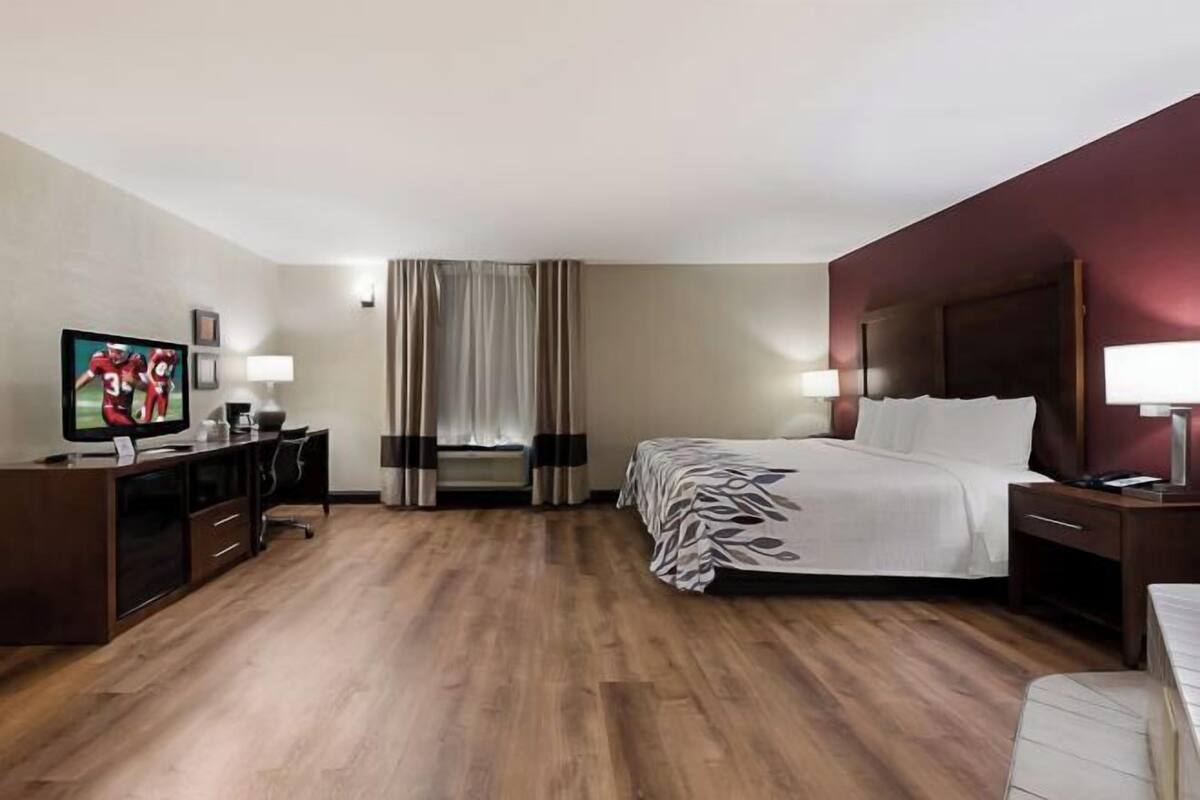 Escritorio, espacio para trabajar con laptop y cortinas blackout