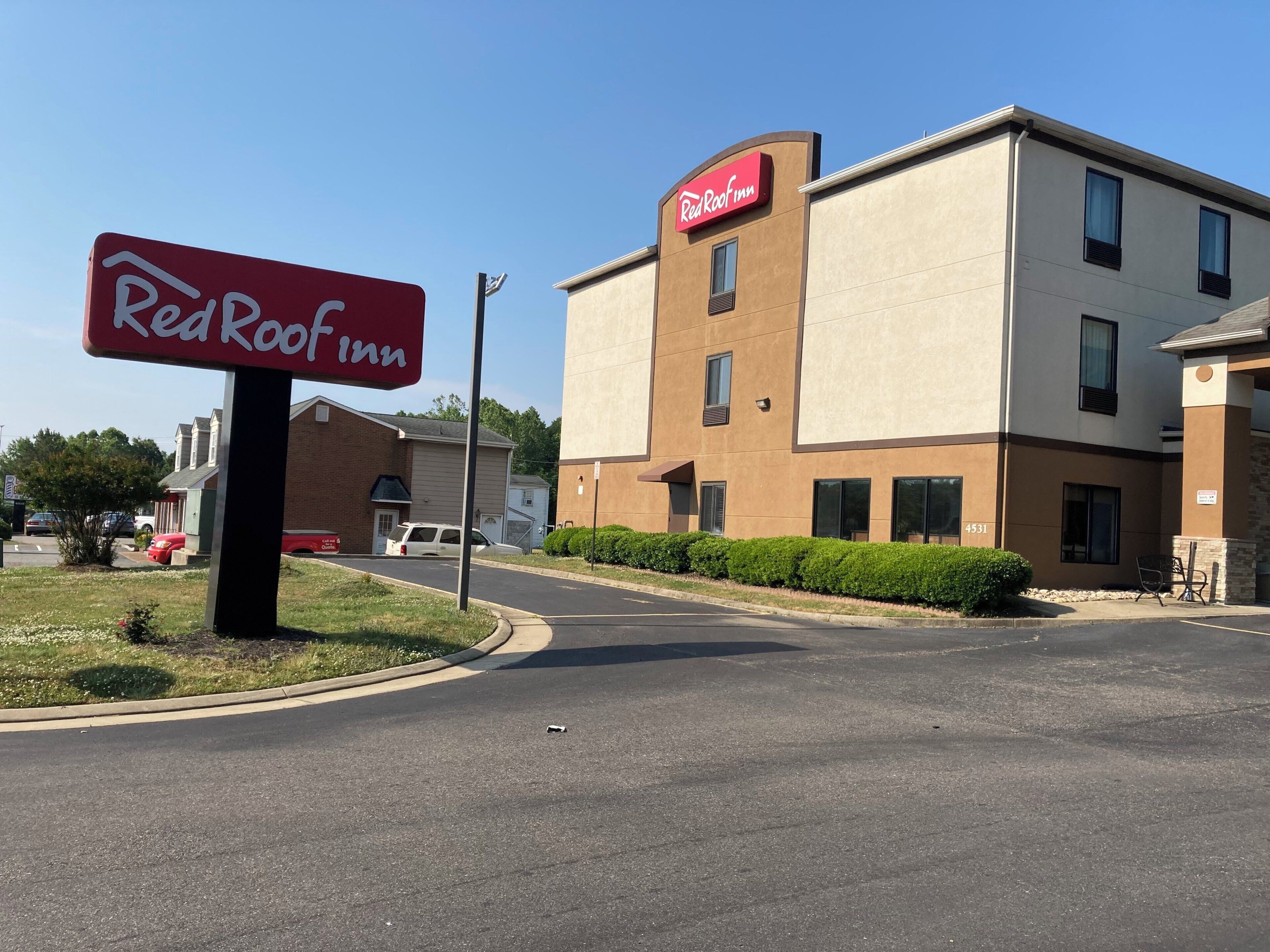 Edificio de Red Roof Inn bajo un cielo despejado.
