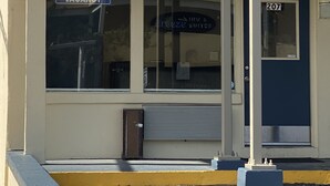 Un edificio con un letrero que dice Breeze Inn & Suites.