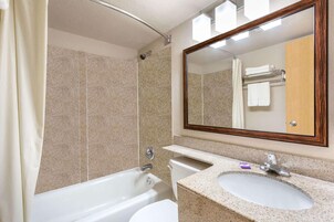 Bañera con ducha, artículos de tocador gratuitos, secador de pelo