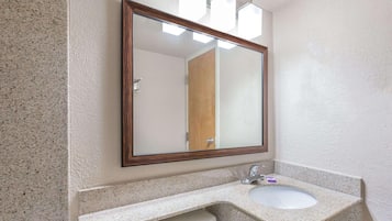 Combined shower/tub, free toiletries, hair dryer, towels