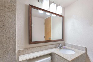 Combined shower/tub, free toiletries, hair dryer, towels - Breeze Inn & Suites (Virginia Beach)