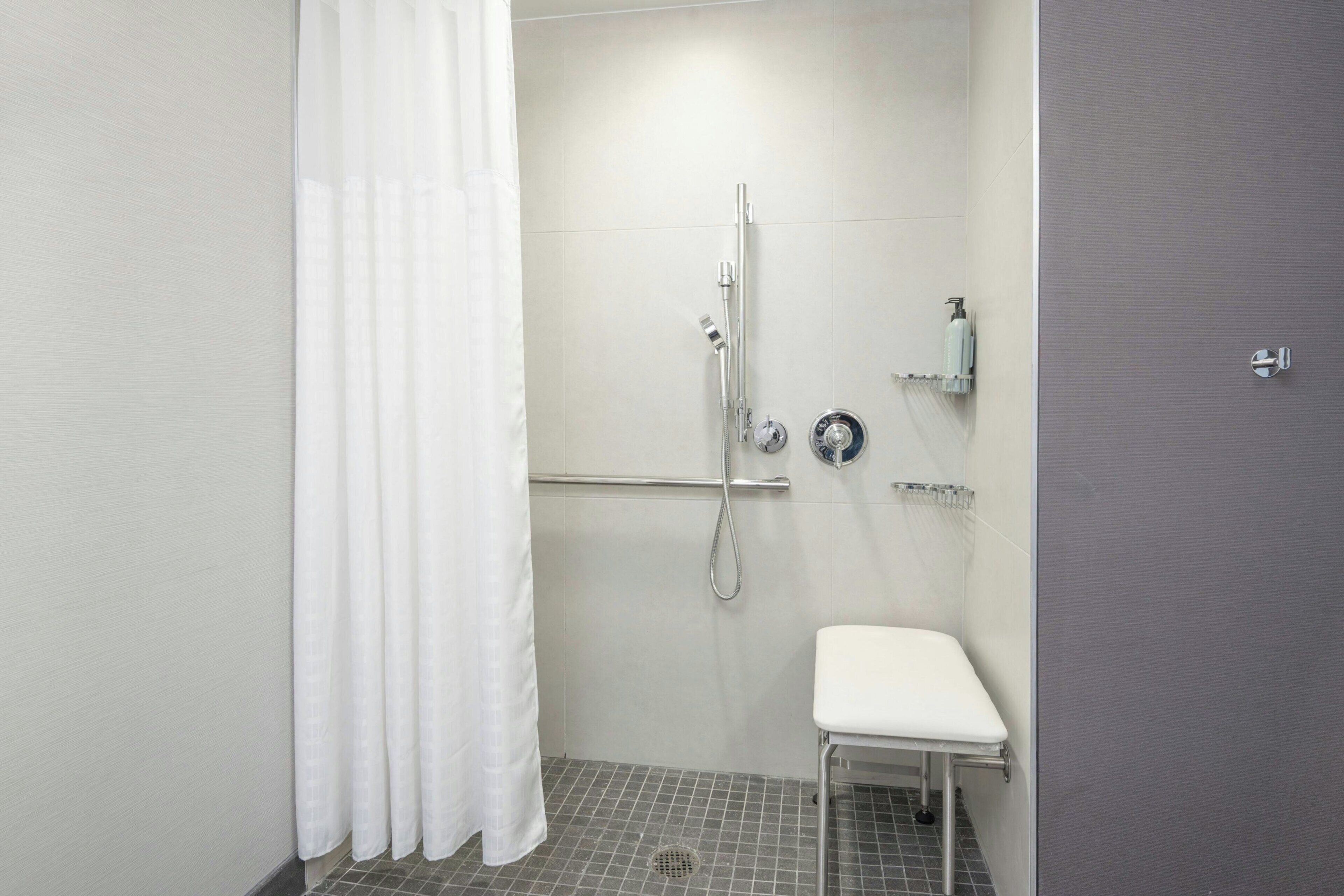 Amenidades de baño gratuitas, secadora de cabello, toallas, jabón 