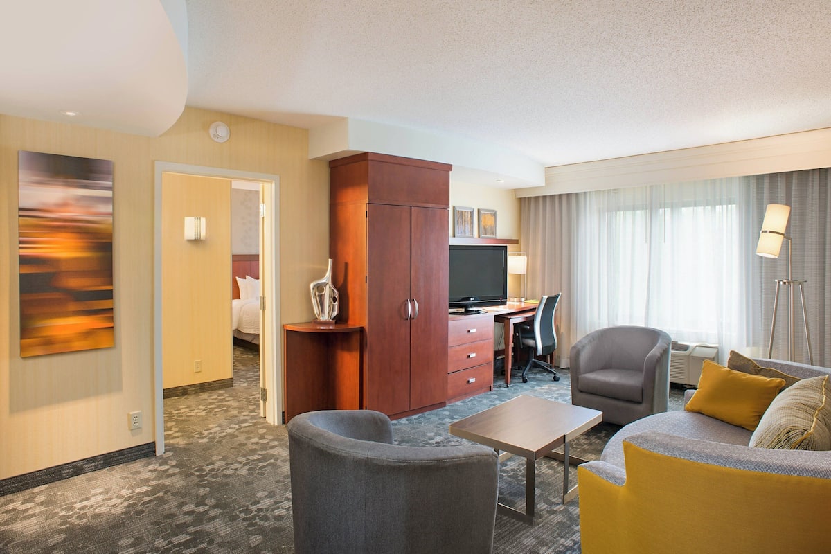 flat-screen tv, pay films