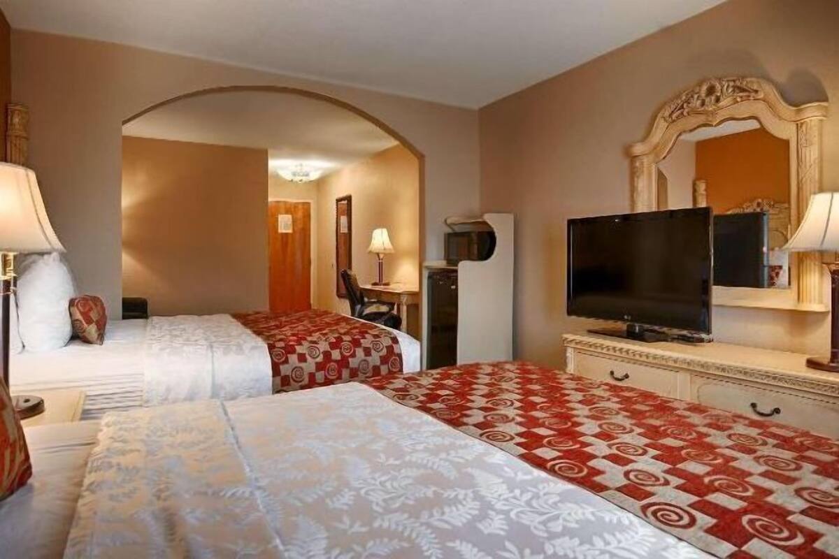 Pillowtop beds, in-room safe, iron/ironing board, free WiFi