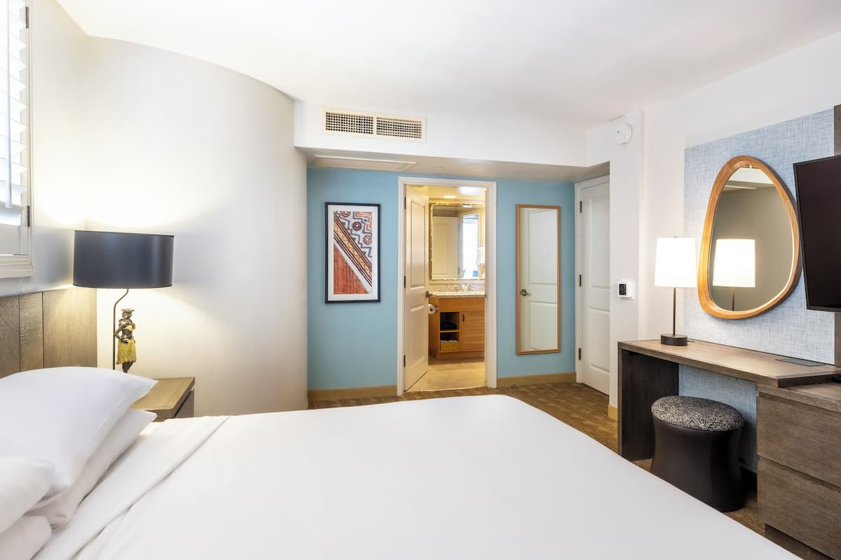 Premium bedding, in-room safe, desk, laptop workspace