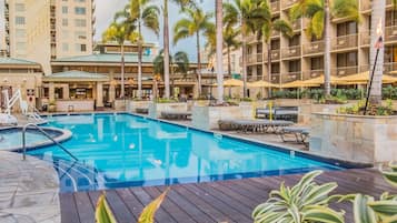 Piscina externa, funciona das 9h às 21h, barracas, guarda-sóis