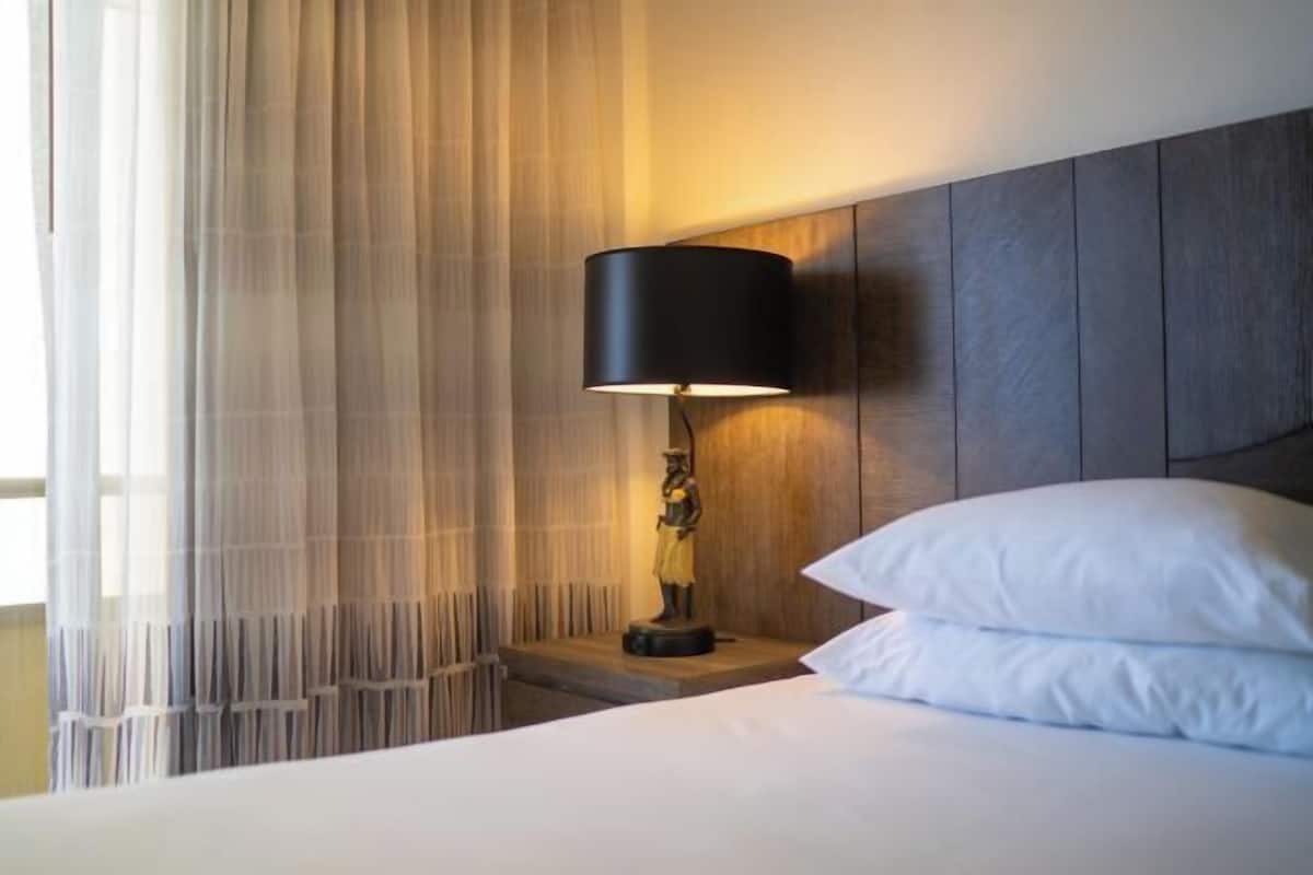 Ropa de cama de alta calidad, caja fuerte, escritorio