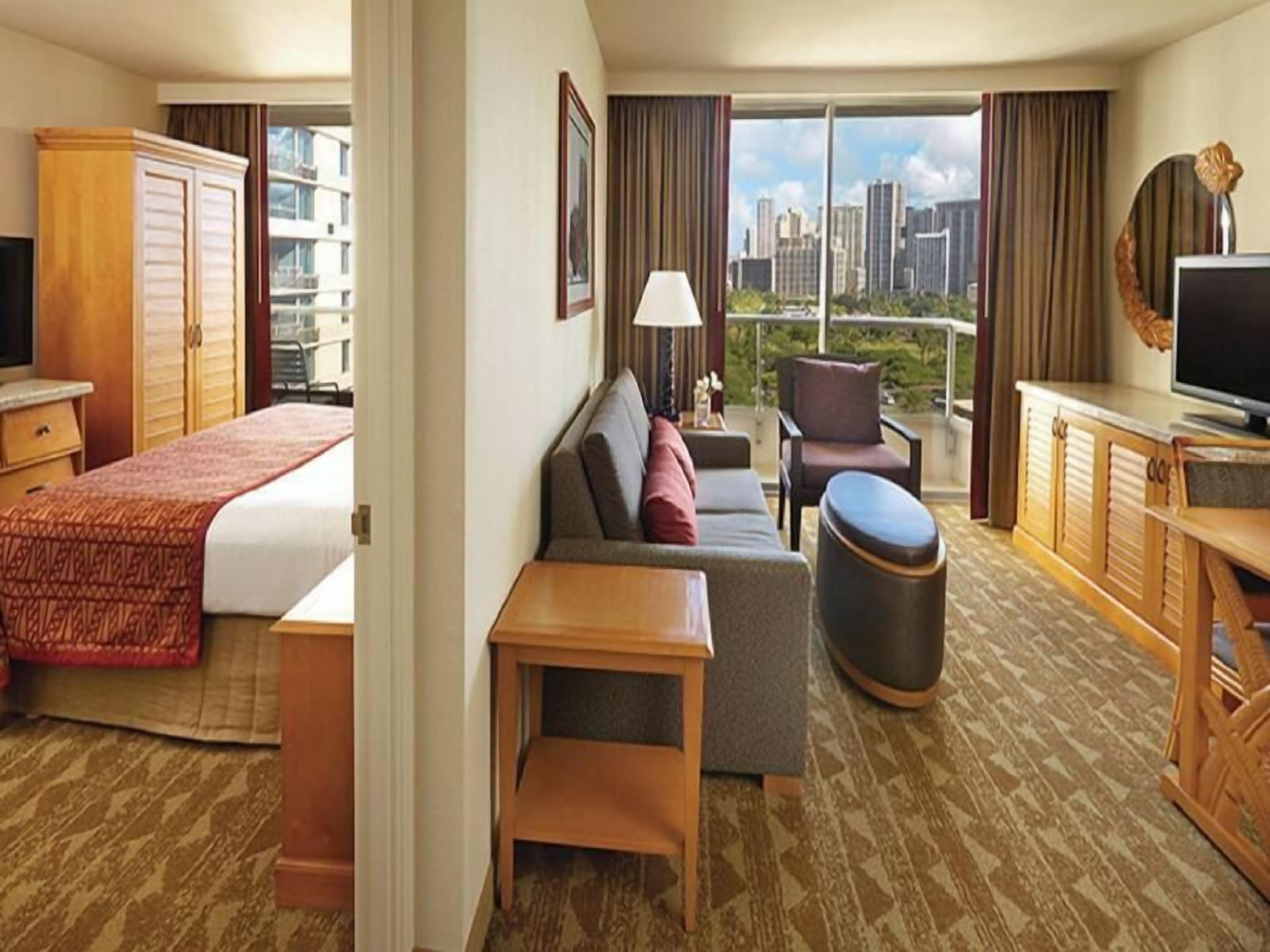 Premium bedding, in-room safe, desk, laptop workspace