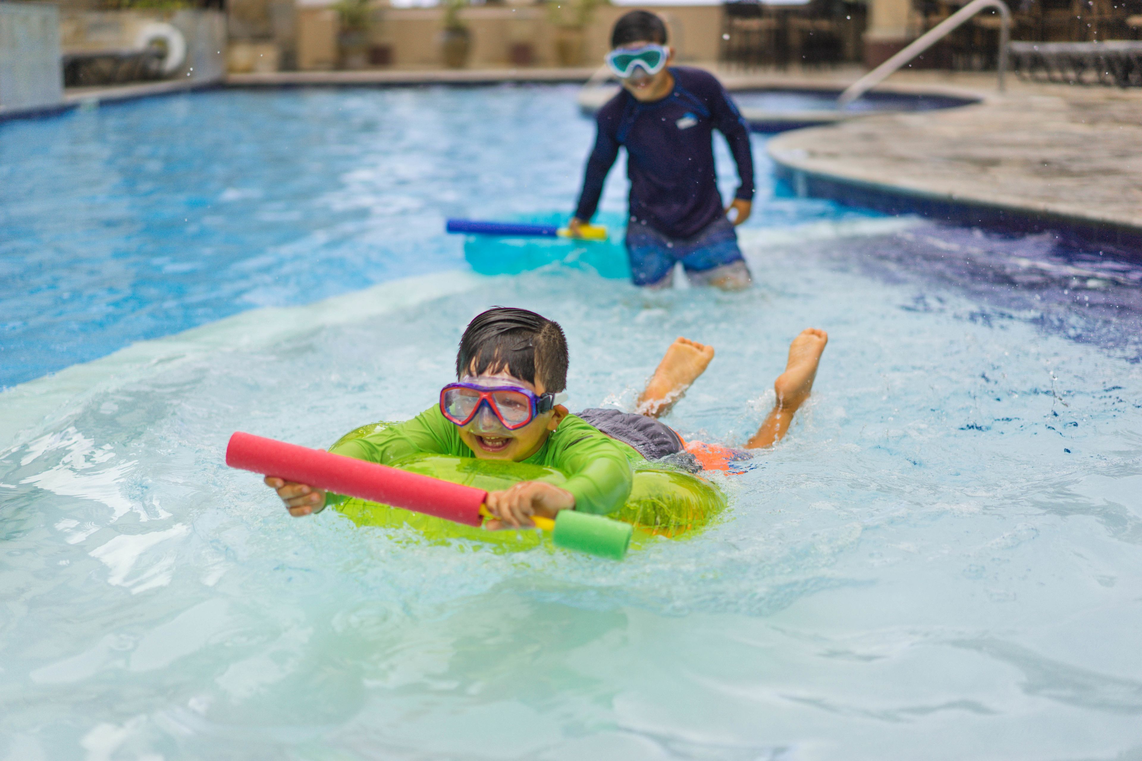 Piscina externa, funciona das 9h às 21h, barracas, guarda-sóis
