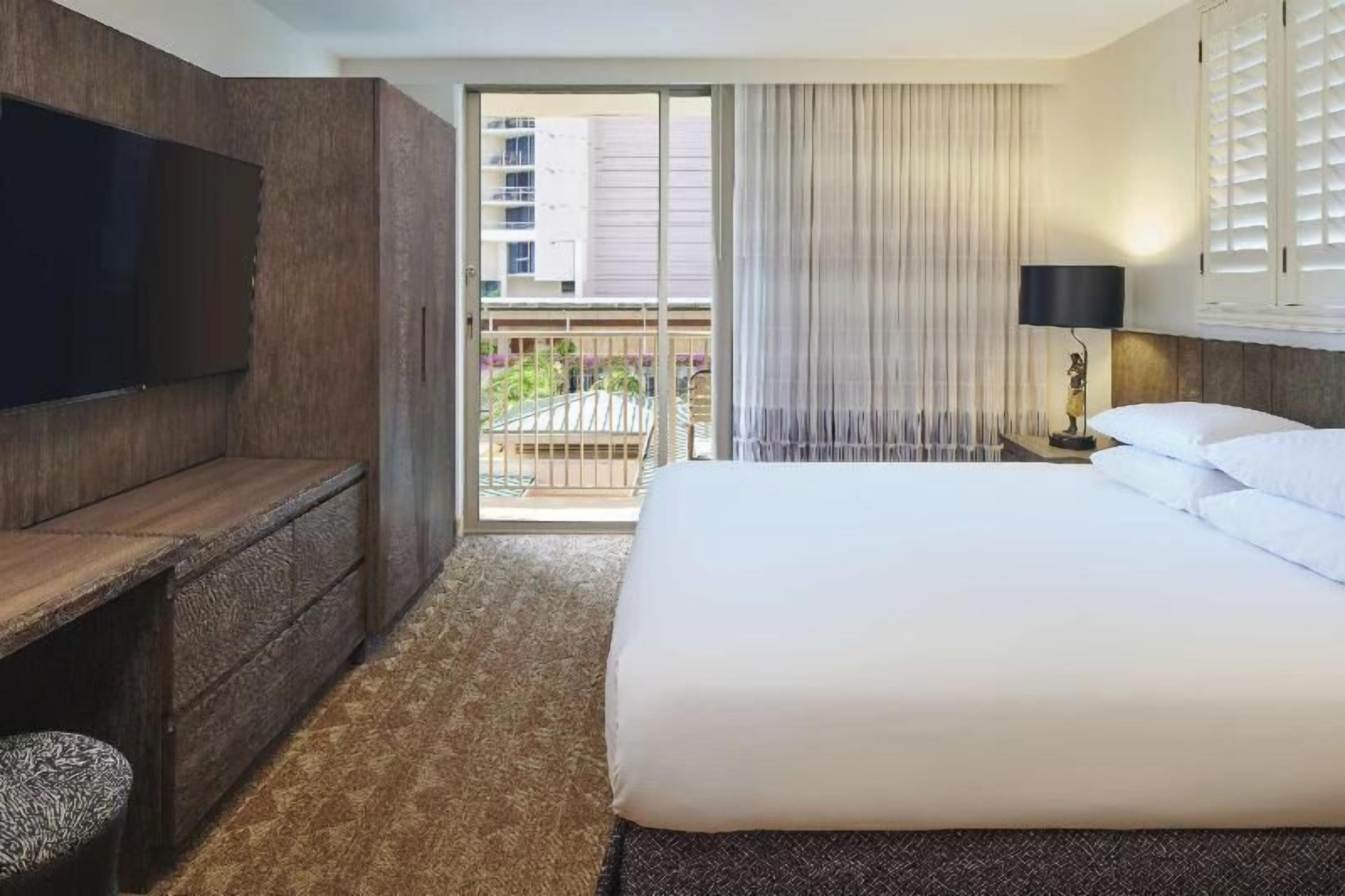 Premium bedding, in-room safe, desk, laptop workspace