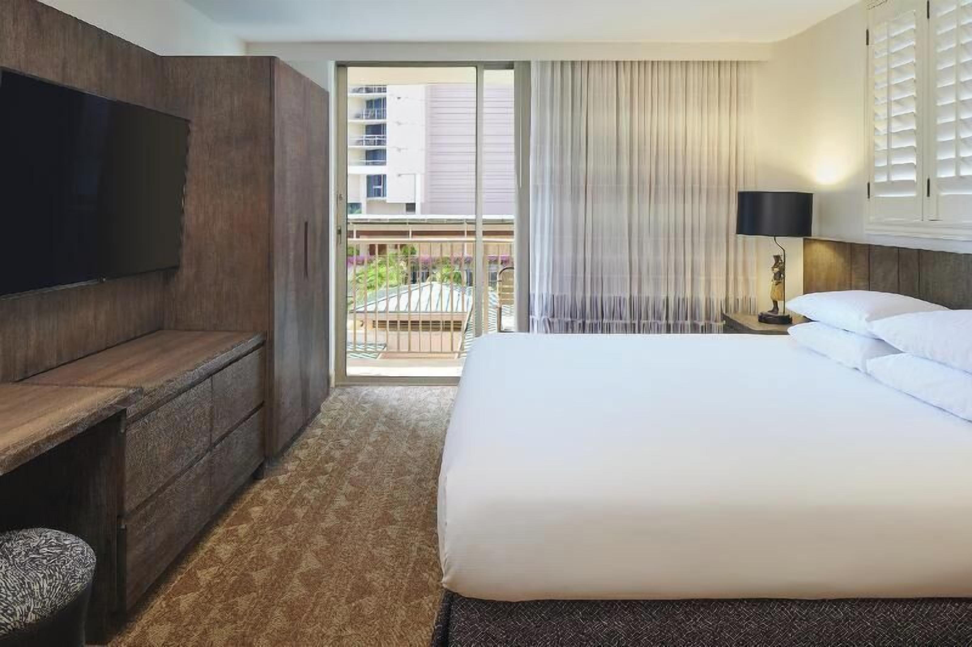 Premium bedding, in-room safe, desk, laptop workspace