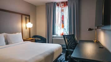 Rom, 1 kingsize-seng | Sengetøy av topp kvalitet, dundyner, safe på rommet og skrivebord