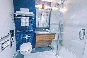 Hierova suihkupää, ilmaiset hygieniatuotteet, hiustenkuivaaja, pyyhkeet