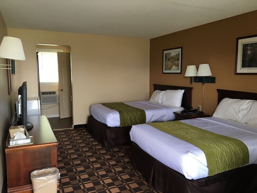 Premium bedding, desk, blackout curtains, free WiFi