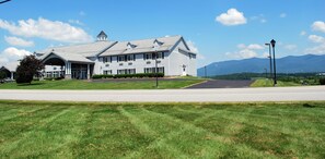 Property grounds - Cabot Inn & Suites (Lancaster)