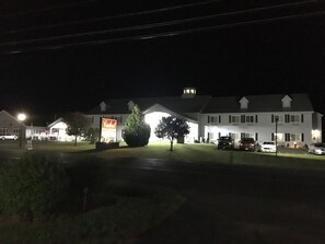 Front of property - evening/night - Cabot Inn & Suites (Lancaster)