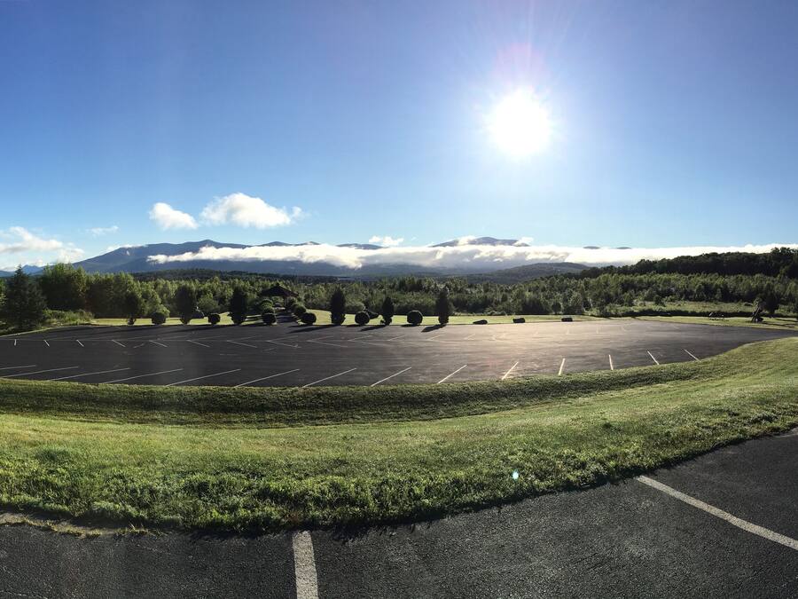 Un estacionamiento con vistas despejadas a una cordillera en el fondo.