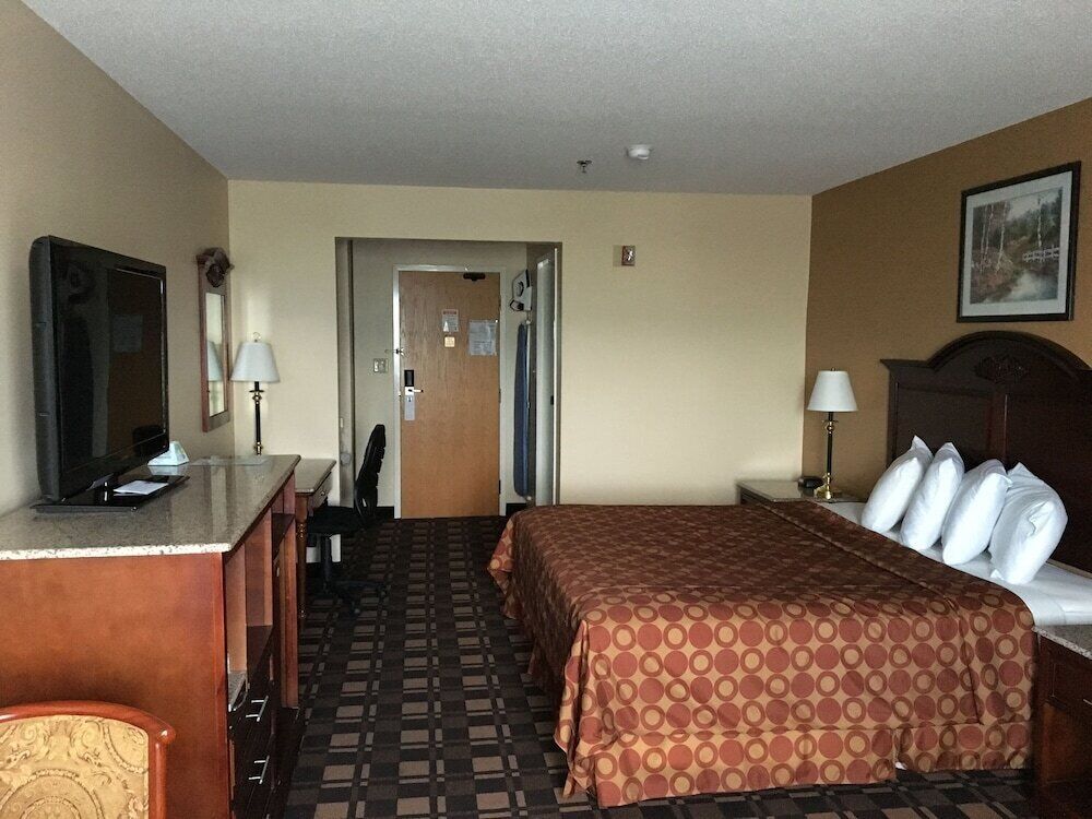 Premium bedding, desk, blackout curtains, free WiFi