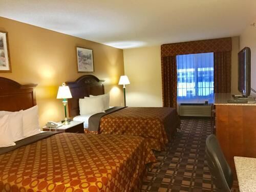 Premium bedding, desk, blackout curtains, free WiFi