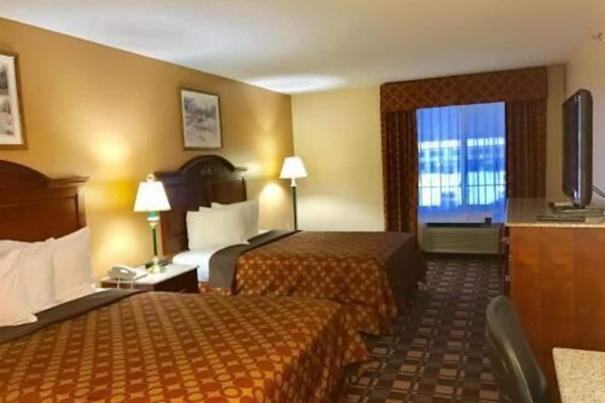 Premium bedding, desk, blackout curtains, free WiFi