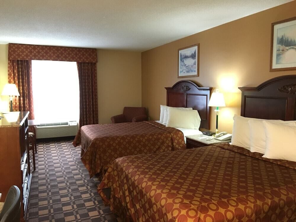 Premium bedding, desk, blackout curtains, free WiFi