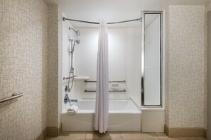 Une salle de bain moderne équipée d’une douche, d’une baignoire et d’un espace de douche vitré.