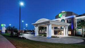 A Holiday Inn Express & Suites with a covered entrance, parking area, and a clear sky. - Holiday Inn Express & Suites Florence I-95 & I-20 Civic Ctr by IHG (Florence)