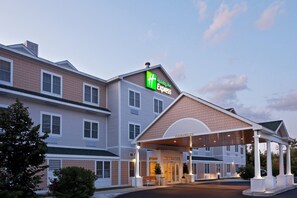 A Holiday Inn Express building with a covered entrance and a clear sky. - Holiday Inn Express Hotel & Suites Freeport by IHG (Freeport)