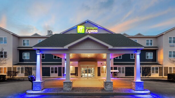 A Holiday Inn Express building with a covered entrance, multiple floors, and a clear sky. - Holiday Inn Express Hotel & Suites Freeport by IHG (Freeport)