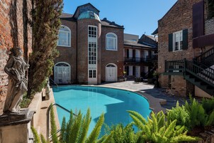 Εξωτερική πισίνα, ξαπλώστρες