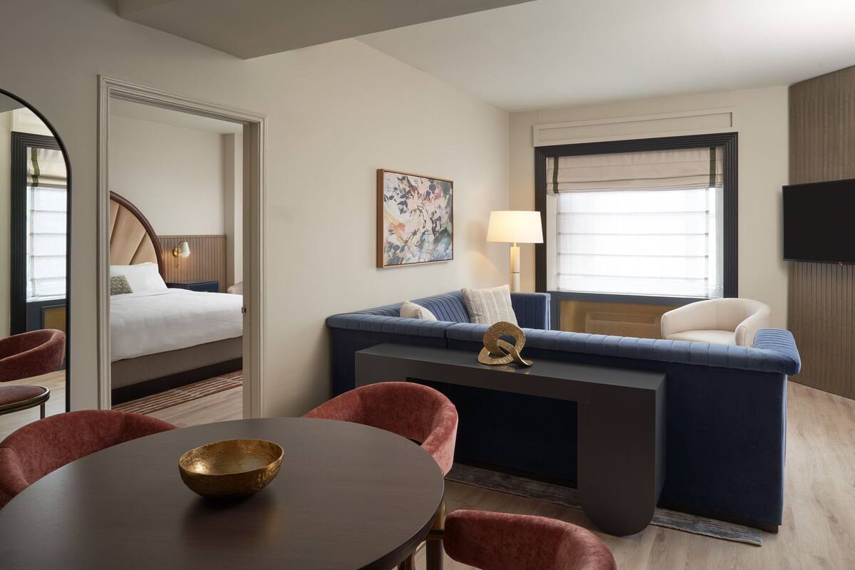 Premium bedding, in-room safe, desk, laptop workspace