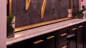 A marble wall with a gold-framed sign that reads "Veyper XD". - Hotel Vesper, Houston, a Tribute Portfolio Hotel (Houston)
