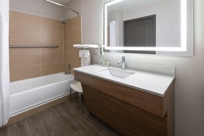 Chambre, 1 grand lit, non-fumeur (Mobility/Hearing, Tub w/Grab Bars) | Salle de bain accessible aux personnes à mobilité réduite