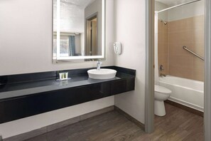 Een douche, een haardroger, handdoeken