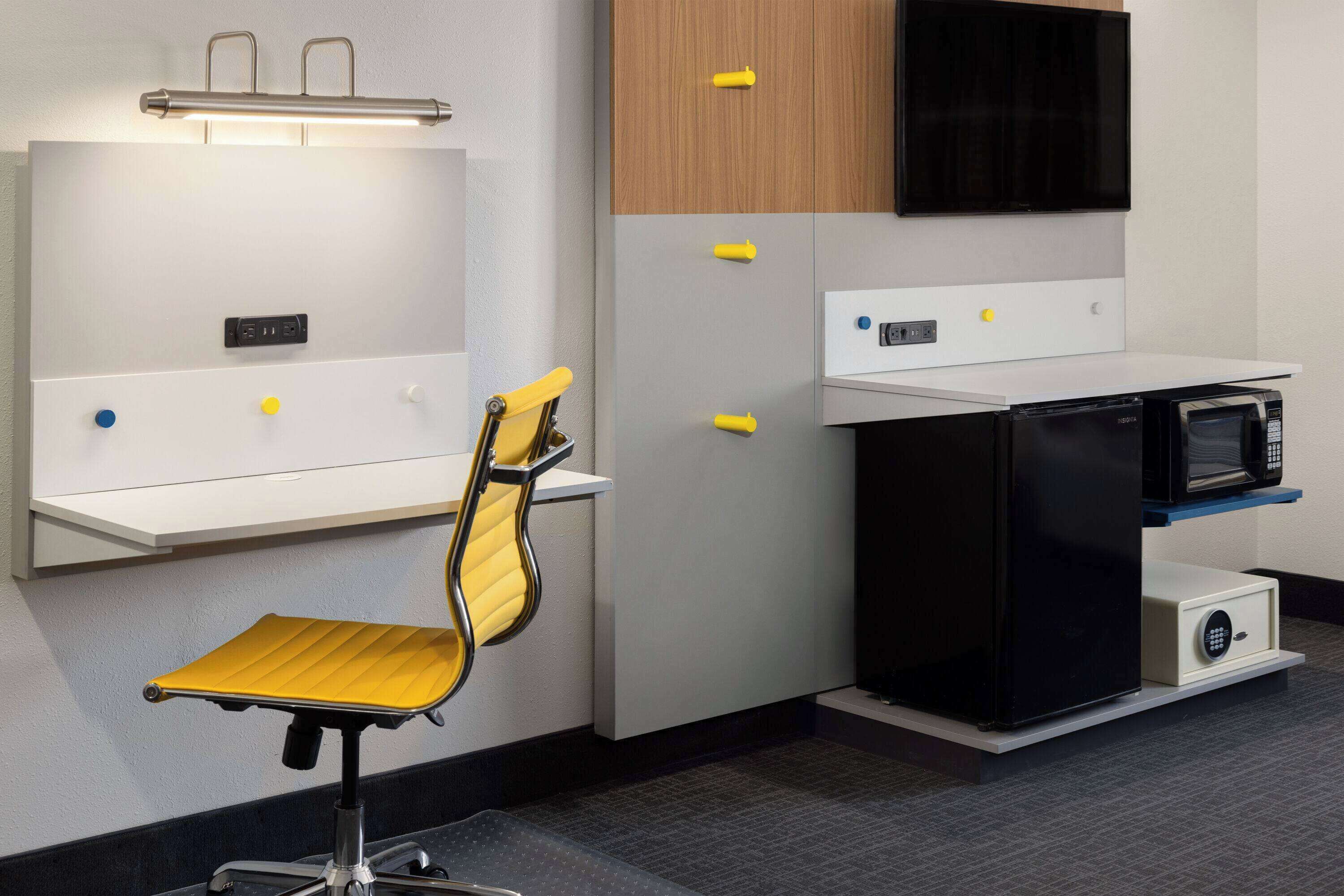 standard suite, 1 queen bed | fitness facility