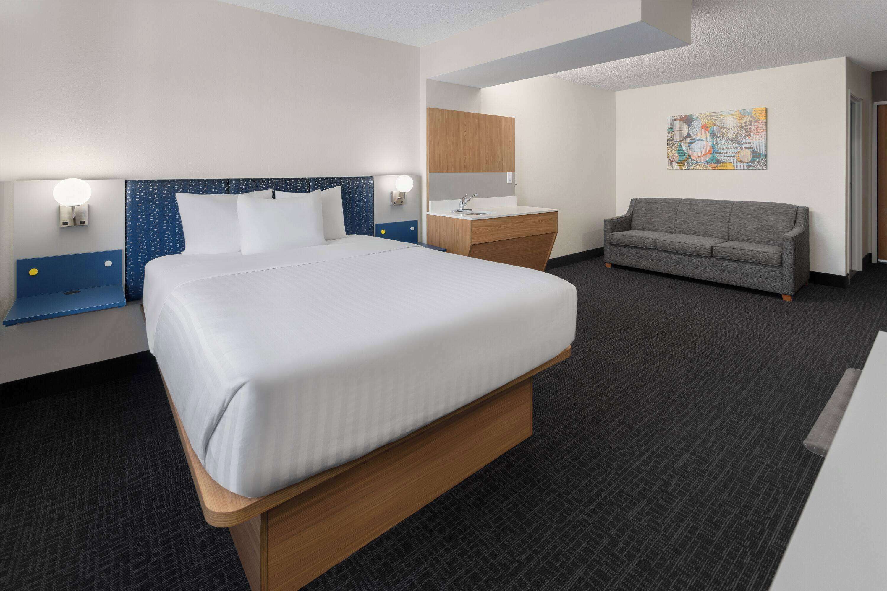 standard suite, 1 queen bed | fitness facility