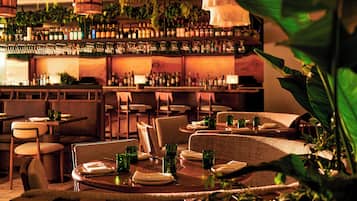 2 restaurants; breakfast, lunch, and dinner served