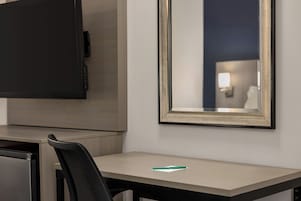 Escrivaninha, espaço de trabalho para notebook, cortinas blackout