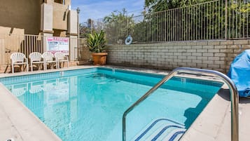 Piscina externa, espreguiçadeiras