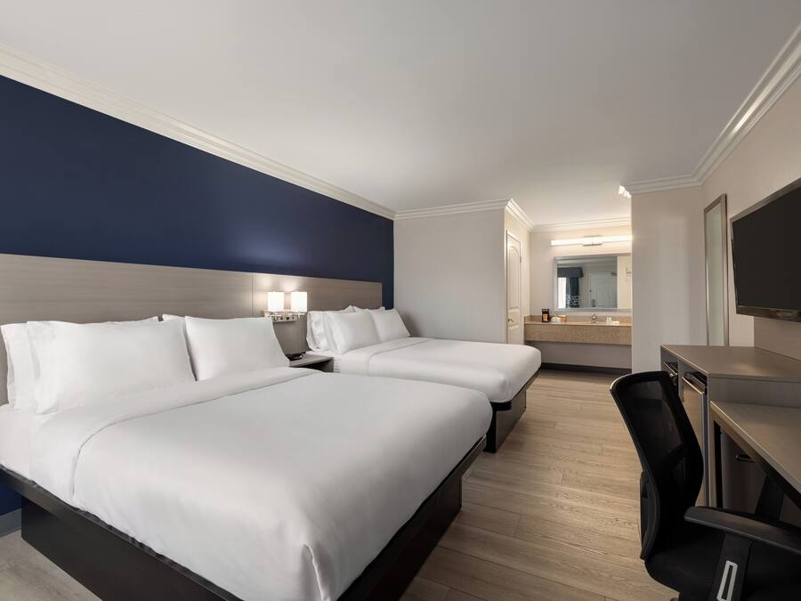 Kamar Standar, 2 Tempat Tidur Queen, Bebas Asap Rokok | Meja kerja, ruang kerja ramah laptop, dan tirai kedap cahaya