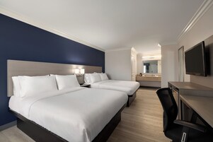 Escritorio, espacio para trabajar con laptop y cortinas blackout 