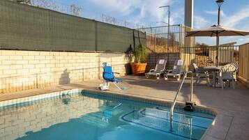 Piscine extérieure, chaises longues