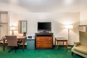 Standard Room, 1 King Bed, Non Smoking | Desk, iron/ironing board, rollaway beds, free WiFi