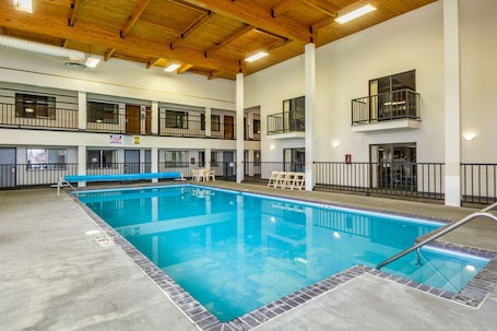 Una piscina techada. Econo Lodge Waupaca