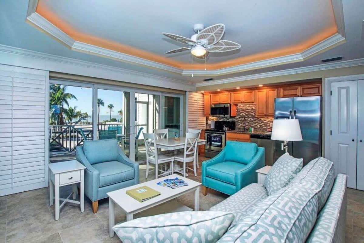 Luxury Suite, Sea View | Living room | 40-inch Smart TV with cable channels, TV, DVD player